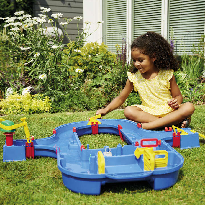 Mädchen spielt mit Aquaplay Superset Wasserbahn 800x800